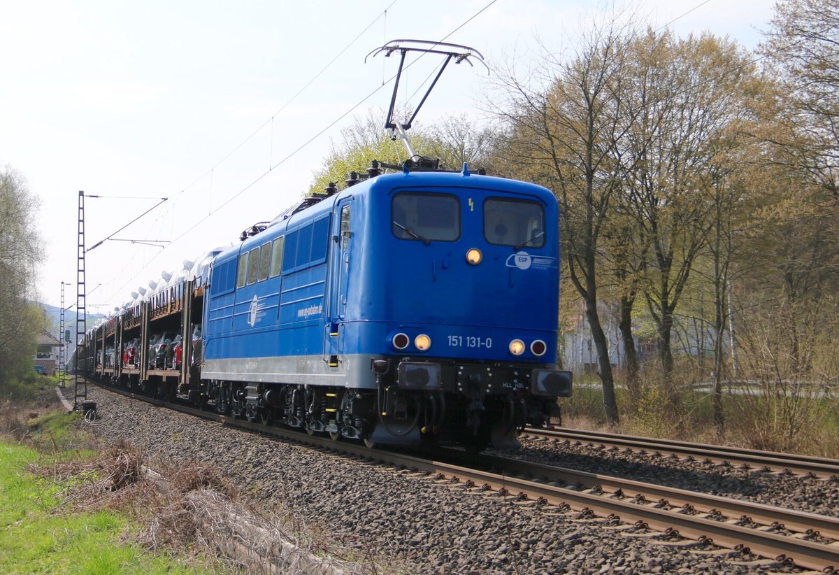 151 131 der EGP mit einem ARS-Autotransportzug in Fahrtrichtung Norden. Aufgenommen in Wehretal-Reichensachsen am 10.04.2016.