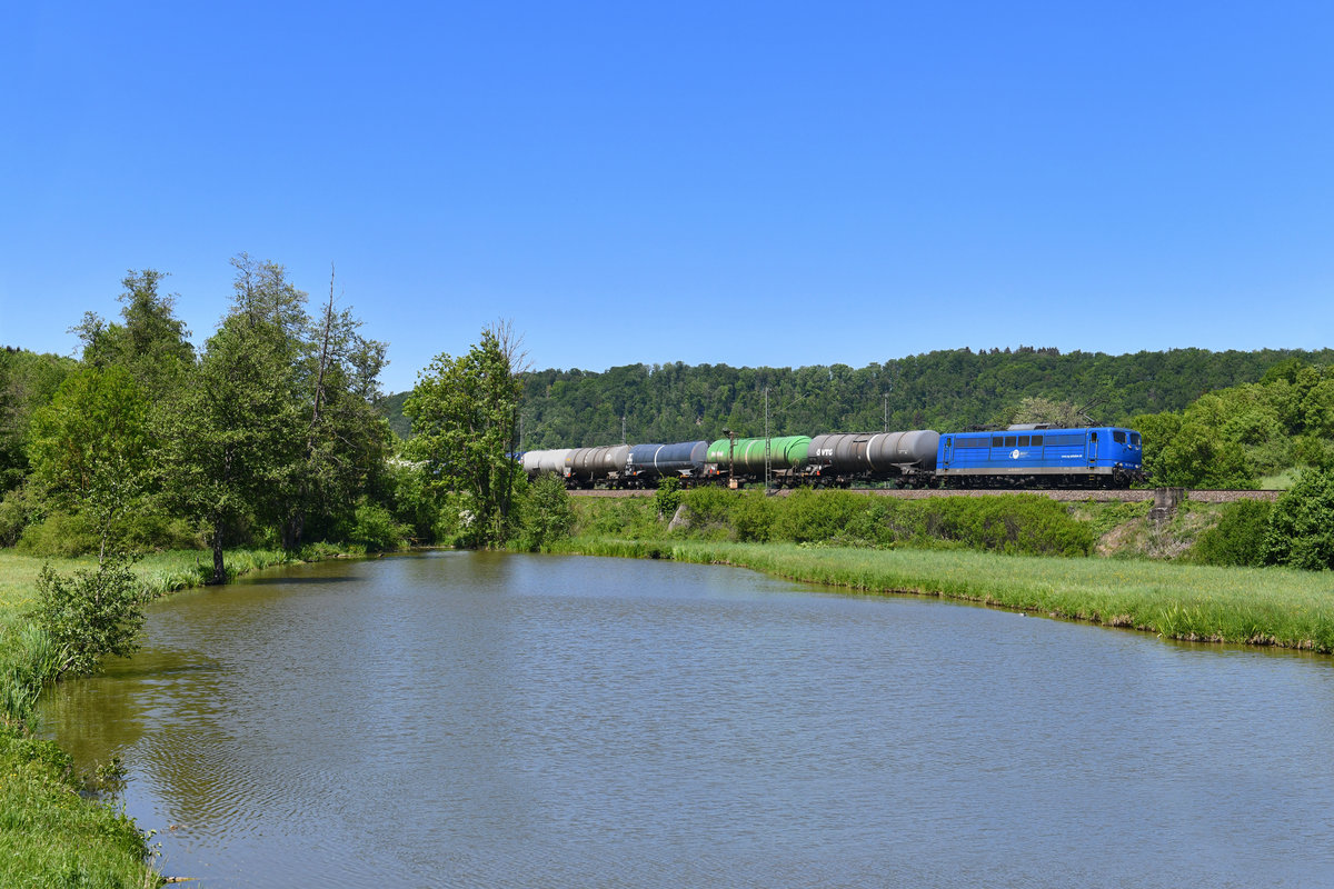 151 131 mit einem Kesselzug am 08.05.2018 bei Pappenheim.