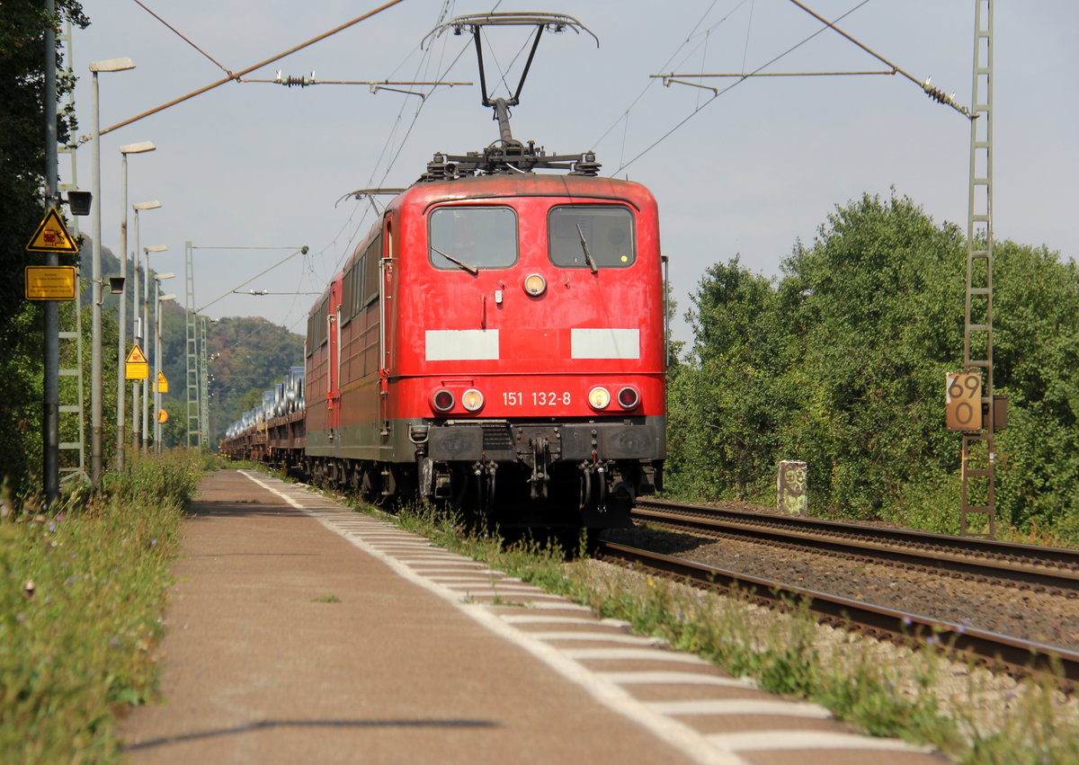 151 132-8 und 151 040-3 beide von DB-Railpool  kommen mit einem Coilzug aus Oberhausen-West(D) nach  Andernach-Gbf(D) ) und kammen aus Richtung Köln-Hbf,Köln-West,Köln-Süd,Köln-Eifeltor,Hürth,Brühl,Sechtem,Bornheim,Roisdorf bei Bornheim,Bonn-Hbf,Bad-Godesberg,Rolandseck,Remagen,Sinzig,Bad Breisig,Brohl-Lützing und fuhren durch Namedy in Richtung Andernach.
Aufgenommen vom Bahnsteig 2 in Namedy. 
Bei Sommerwetter am Nachmittag vom 17.8.2018.