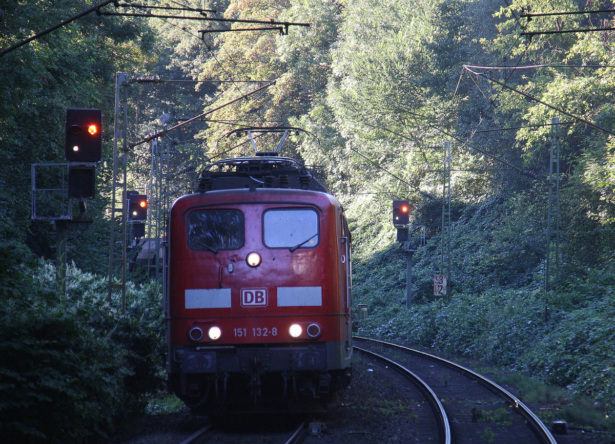 151 132-8 DB  kommt aus Richtung Köln,Aachen-Hbf und fährt durch Aachen-Schanz mit einem  Kohlenleerzug aus Garching(D) nach Gent-Zeehaven(B) und fährt in Richtung Aachen-West. Aufgenommen vom Bahnsteig von Aachen-Schanz. 
An einem schönem Sommermorgen am Morgen vom 7.9.2016.