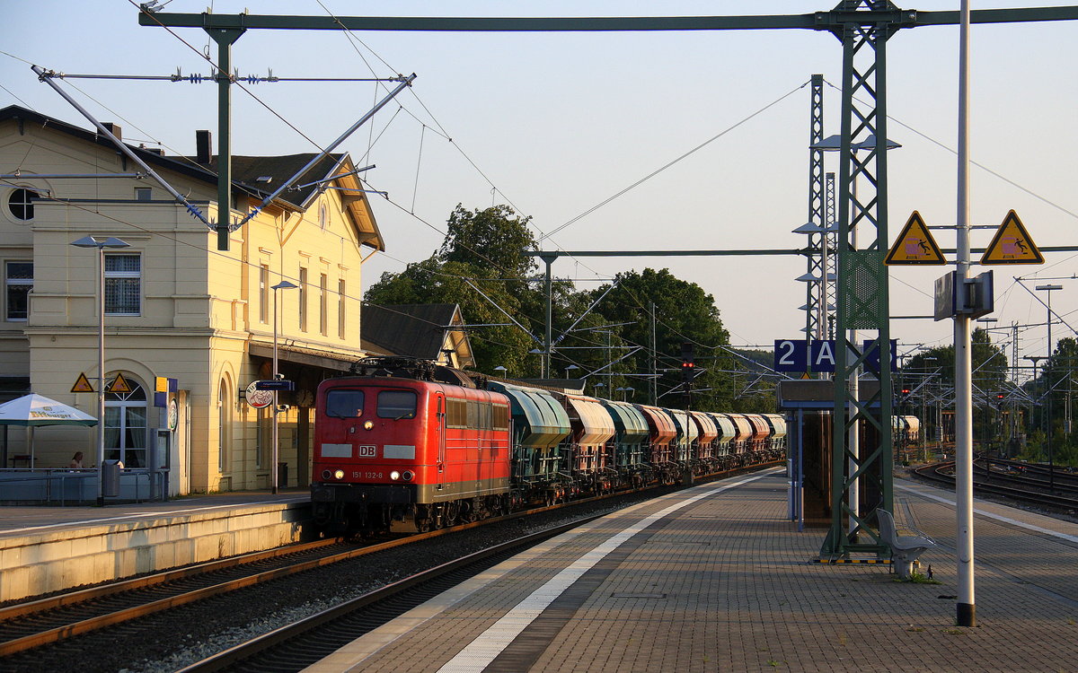 151 132-8 DB kommt aus Richtung Aachen-West,Laurensberg,Richterich,Kohlschid durch Herzogenrath mit einem Kalkzug aus Marche-les-Dames(B) nach Hagen-Halden(D) und fährt in Richtung Hofstadt,Finkenrath,Rimburg,Übach-Palenberg,Zweibrüggen,Frelenberg,Geilenkirchen,Süggerrath,Lindern,Brachelen,Hückelhoven-Baal,Baal,Erkelenz,Herrath,Beckrath,Wickrath,Rheydt,Mönchengladbach. 
Aufgenommen vom Bahnsteig 2 in Herzogenrath.
An einem schönem Sommerabend am Abend vom 8.9.2016.