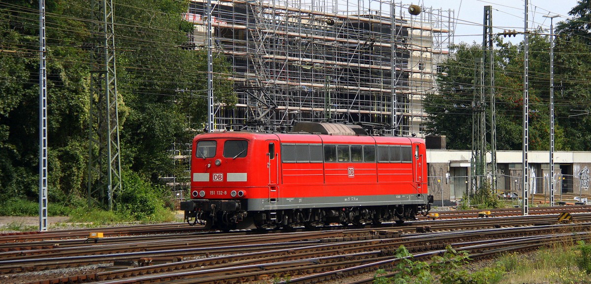 151 132-8 DB rangiert in Aachen-West.
Aufgenommen vom Bahnsteig in Aachen-West bei Sonne und Gewitterwolken am Nachmittag vom 23.8.2014.