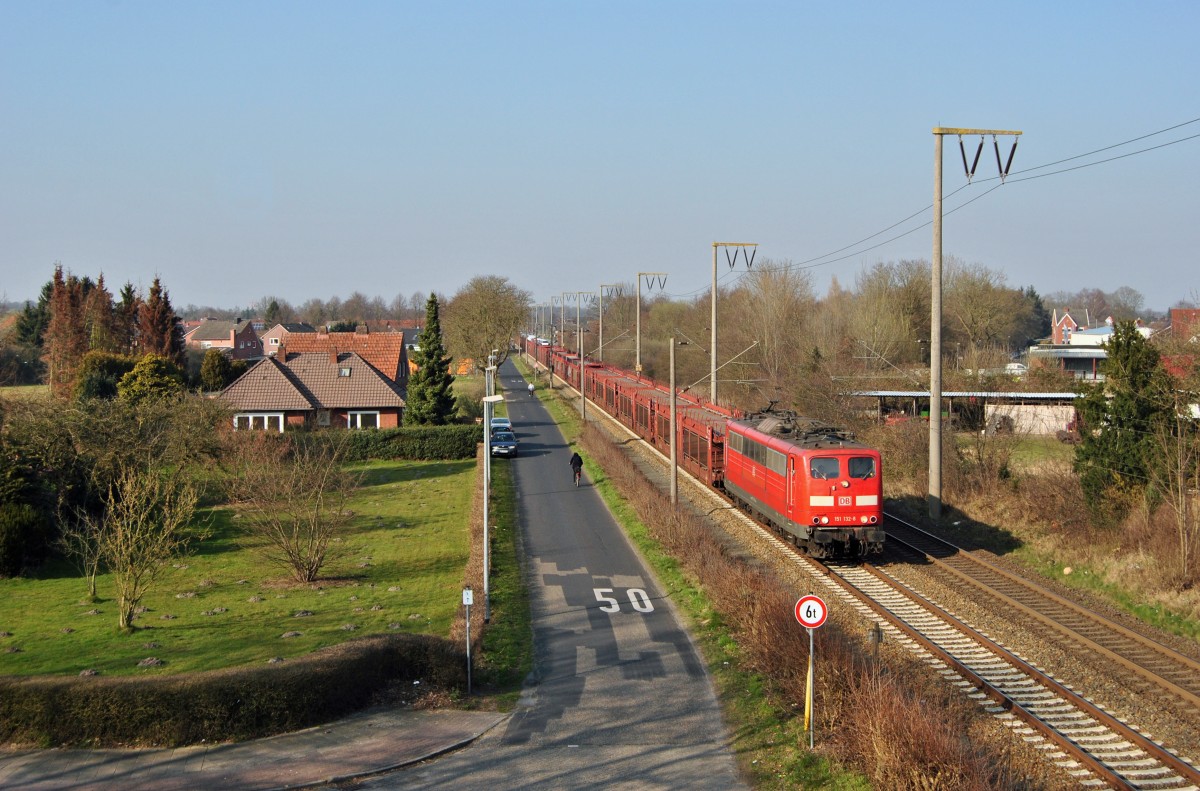 151 132-8 fuhr am 19.03.2015 mit einem Güterzug von Emden nach Osnabrück, hier in Leer.