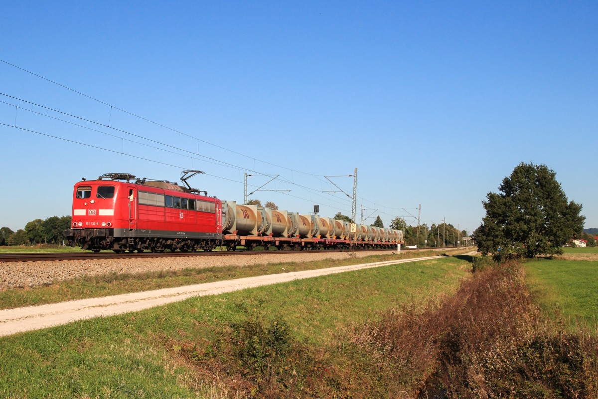 151 132 mit einem Müllzug am 9. Oktober 2014 bei Übersee.
