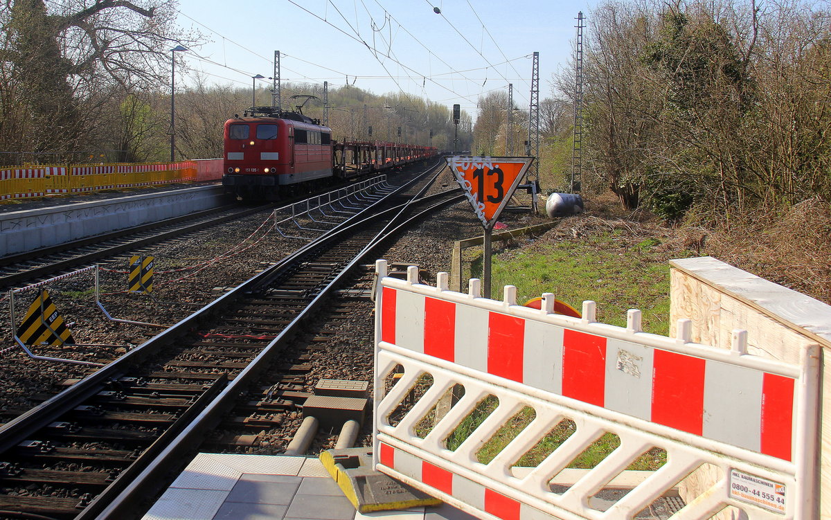 151 135-1 von DB-Railpool kommt durch Kohlscheid aus Richtung Aachen-West mit einem Güterzug aus Muizen-Goederen(B) nach Osnabrück(D) und fährt durch Kohlscheid und fährt in Richtung Herzogenrath. 
Aufgenommen vom Bahnsteig 2  in Kohlscheid. 
Bei schönem Frühlingswetter am Vormittag vom 30.3.2019.