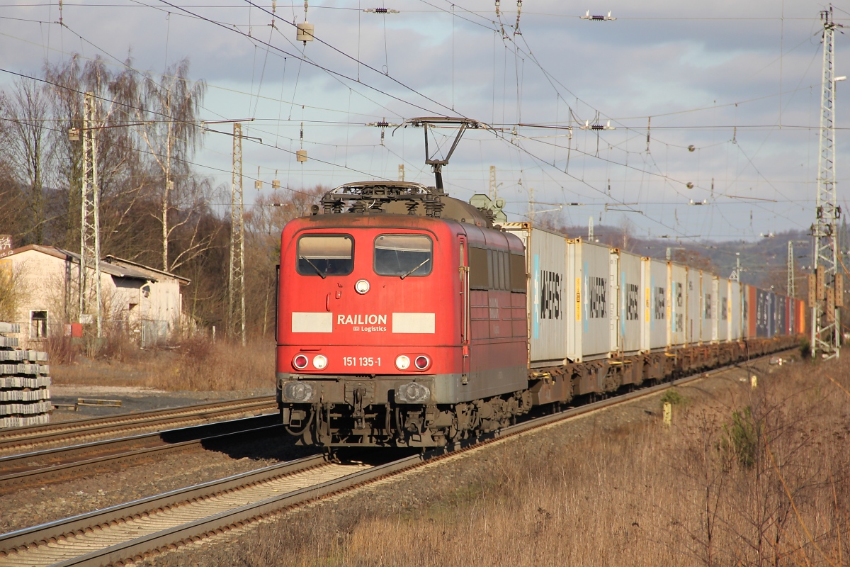 151 135-1 mit Containerzug in Fahrtrichtung Süden. Aufgenommen am 12.01.2014 in Eichenberg.