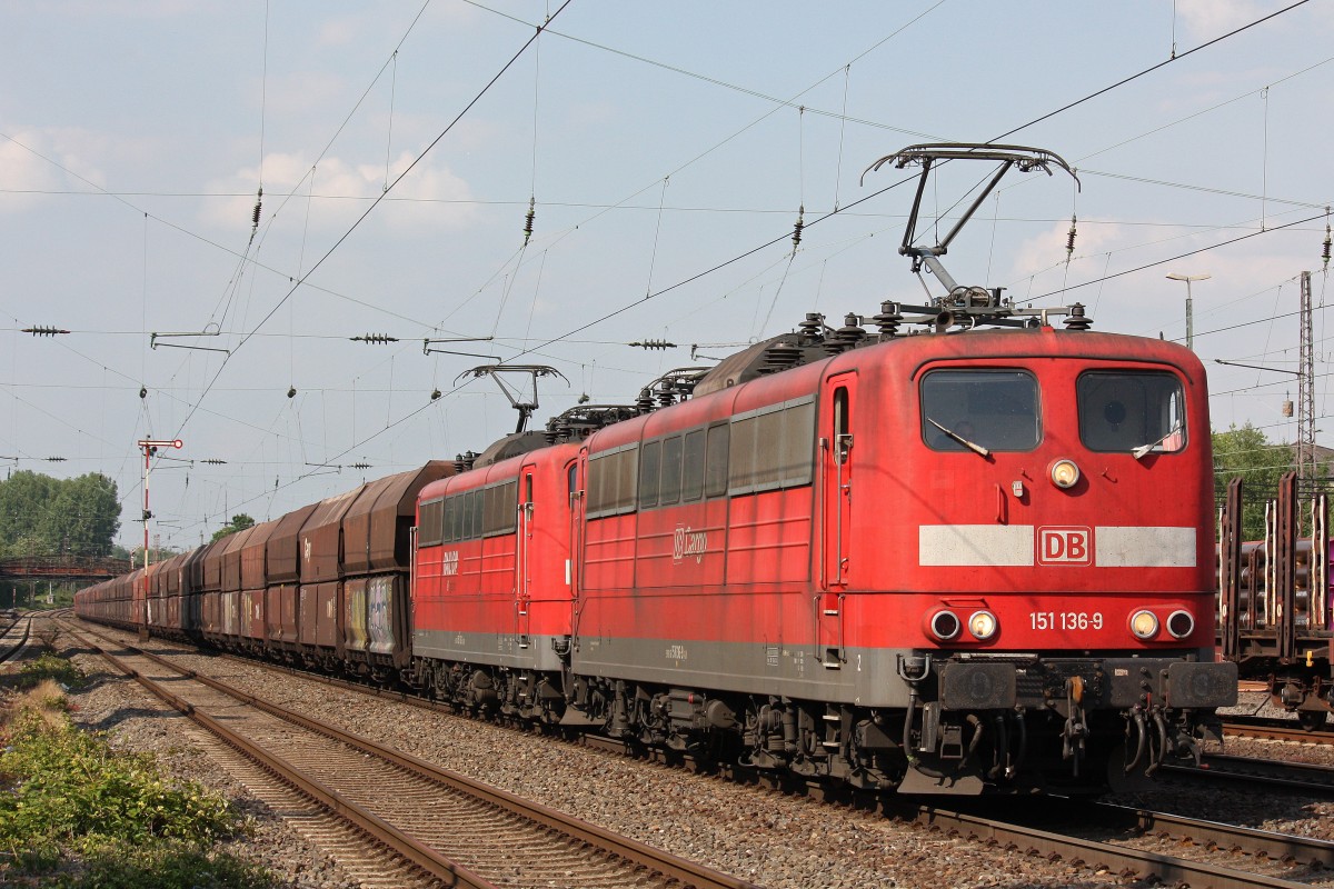 151 136+151 130 am 5.6.13 mit einem Kohlezug in Düsseldorf-Rath.