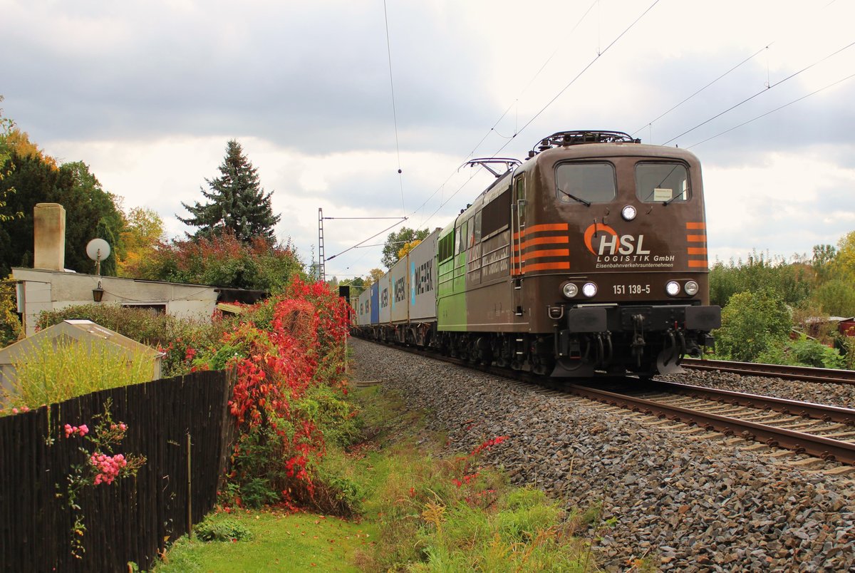 151 138-5 (HSL) zu sehen am 04.10.17 mit einem Container im herbstlichen Plauen/V. Gruß an den Tf!