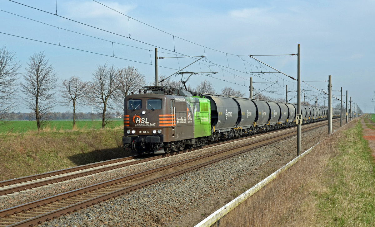 151 138 der HSL beförderte am 25.03.17 einen Silozug durch Braschwitz Richtung Halle(S).