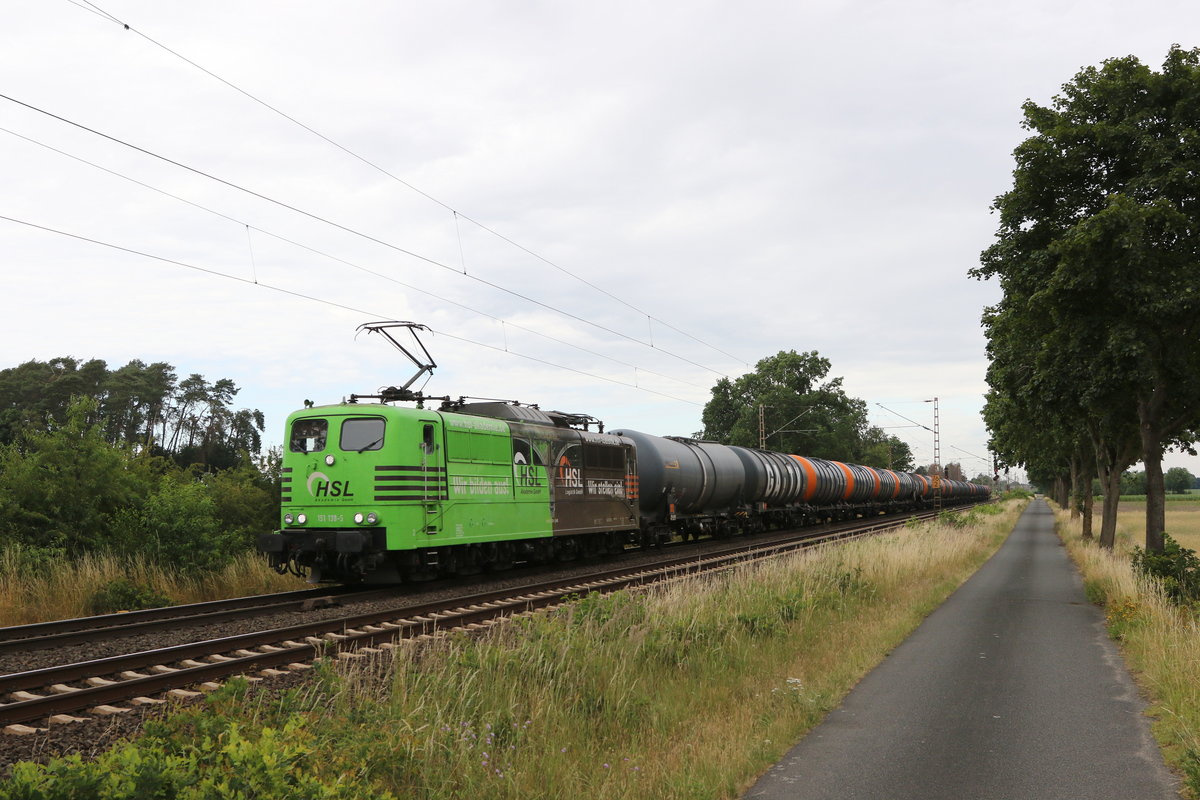 151 138 von  HSL  mit einem Kesselwagenzug am 29. Juni 2020 bei Dörverden.