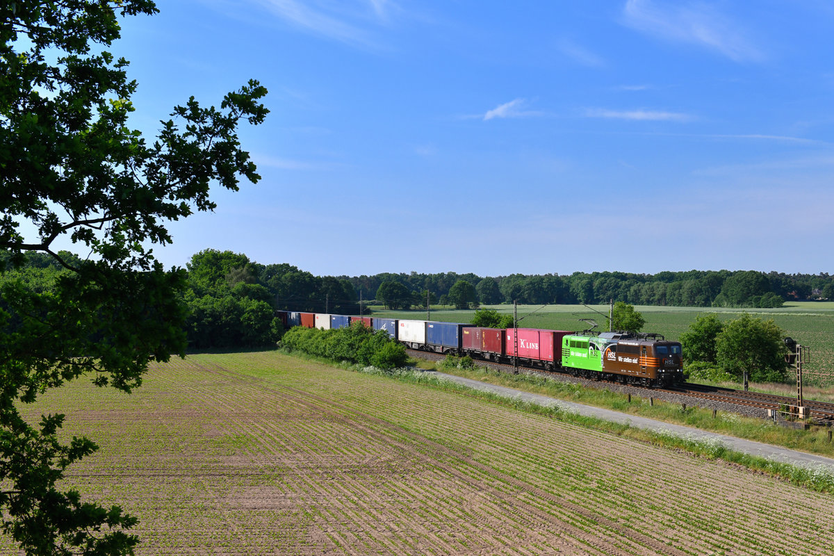 151 138 mit einem Containerzug am 22.05.2018 bei Eystrup. 