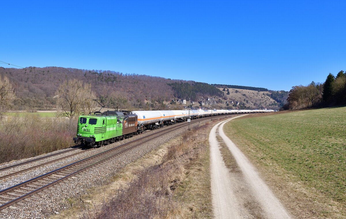 151 138 mit einem Gaskesselzug am 22.03.2022 bei Obereichstätt.