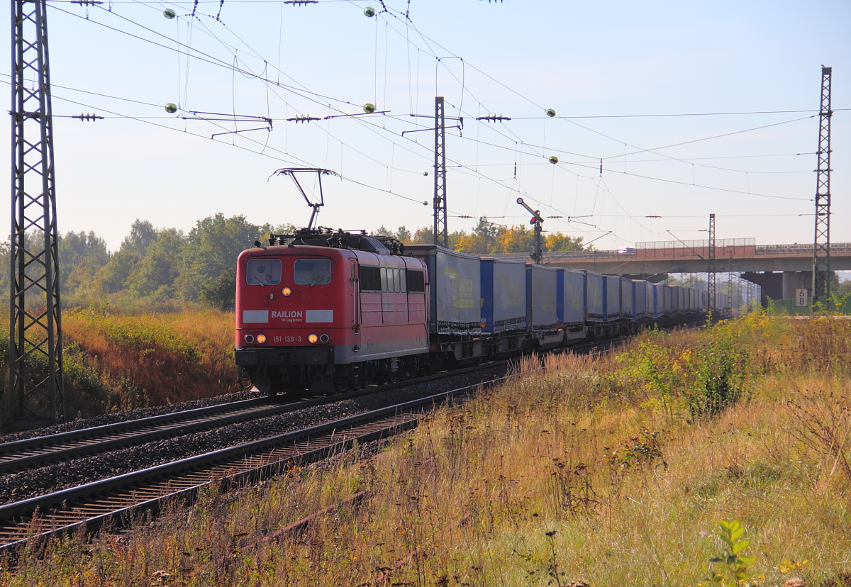 151 139-3 DB Schenker bei Bamberg am 30.09.2011.