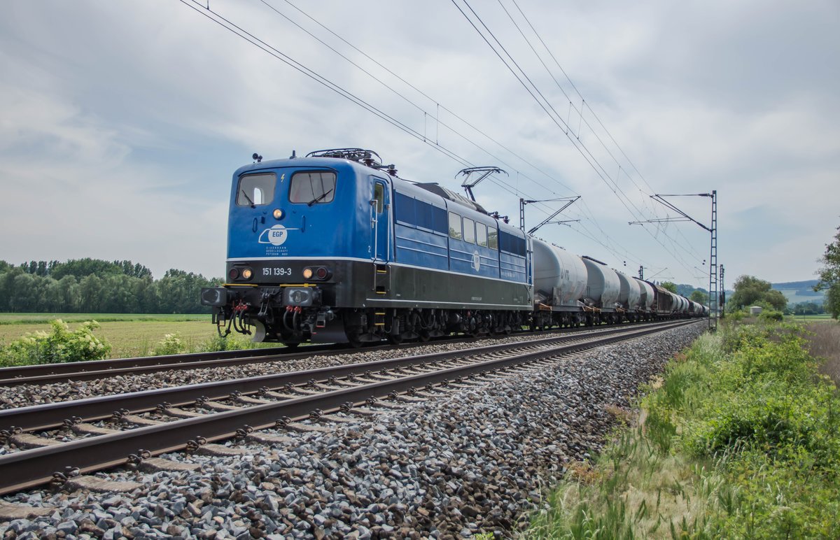 151 139-3 von der EGP ist am 23.05.2018 mit einen gemischten Güterzug in Richtung Norden bei Friedland unterwegs.