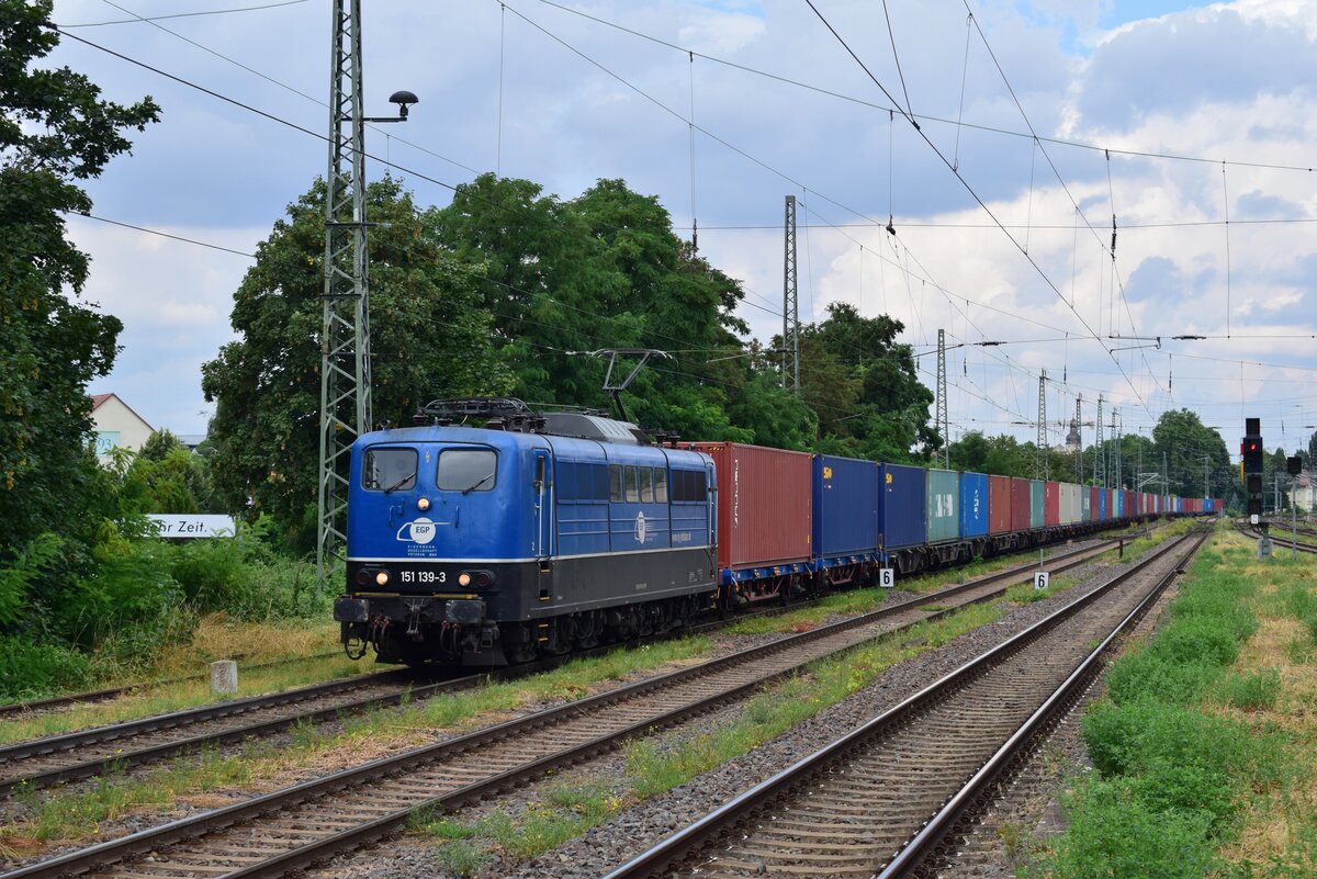 151 139-3 der EGP fährt mit einem Containerzug durch Magdeburg Neustadt gen Schönebeck.

Magdeburg 04.08.2021