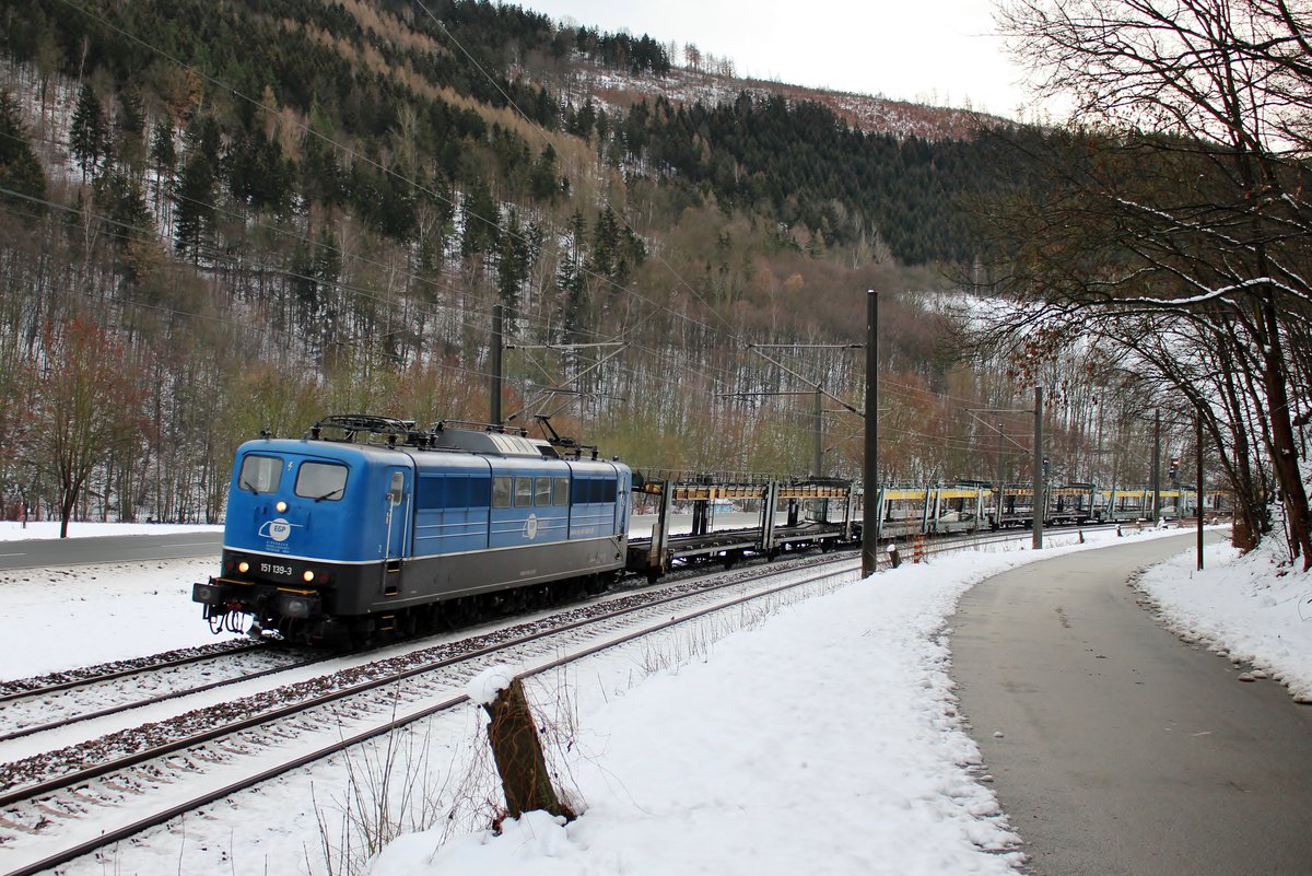 151 139-3 (EGP) zu sehen am 12.01.19 mit einem leeren Autozug bei Hockeroda.