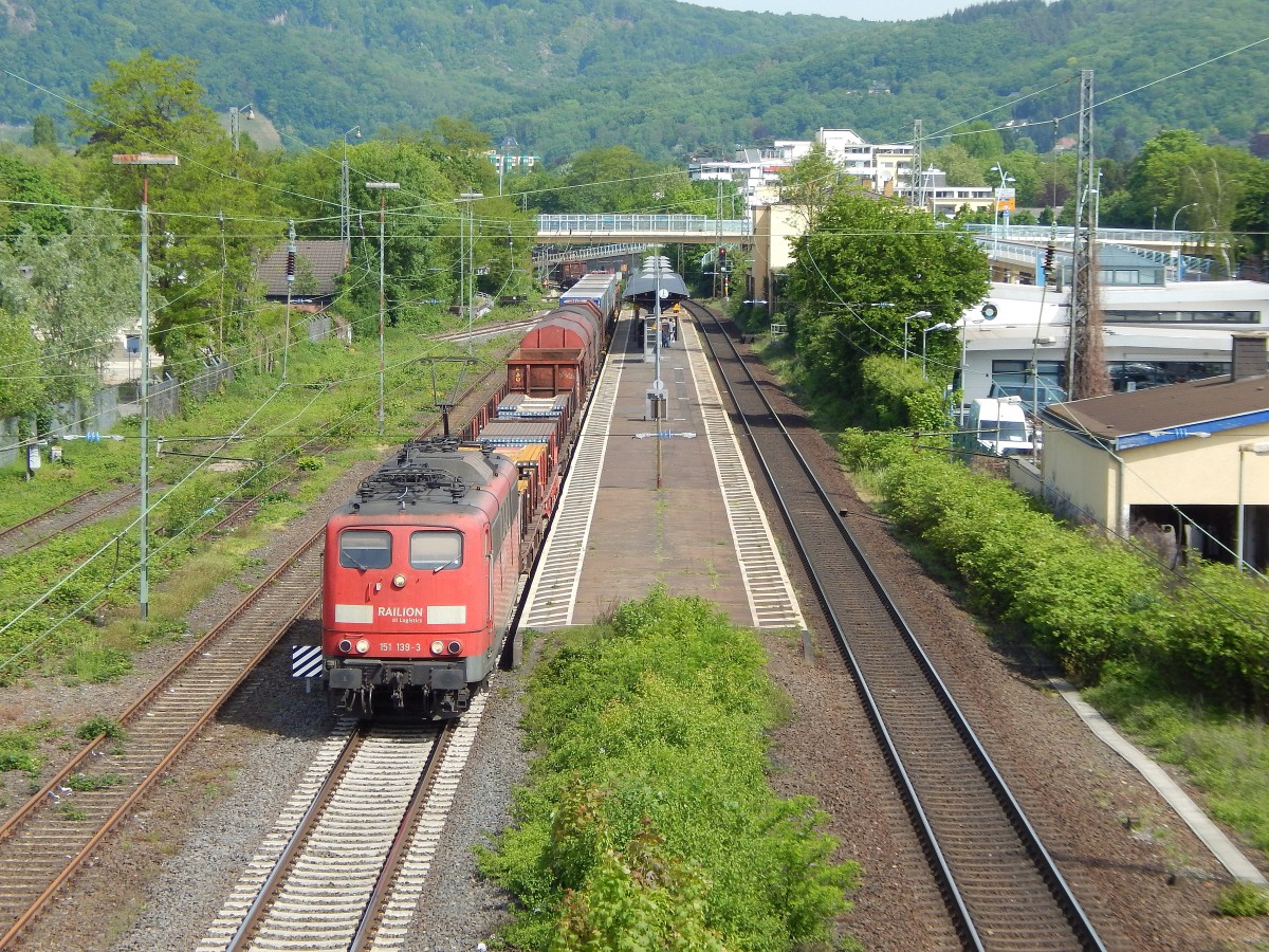 151 139-3 fuhr am 12.5.15 mit einem Mischer durch den Haltepunkt Bad Honnef.

Bad Honnef 12.05.15