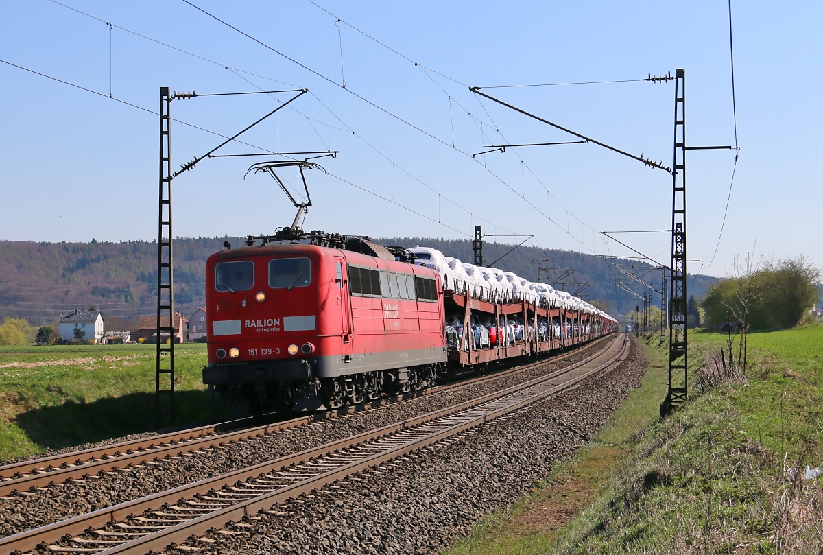 151 139-3 mit beladenem Autozug in Fahrtrichtung Norden. Aufgenommen am 19.04.2015 zwischen Mecklar und Ludwigsau-Friedlos.