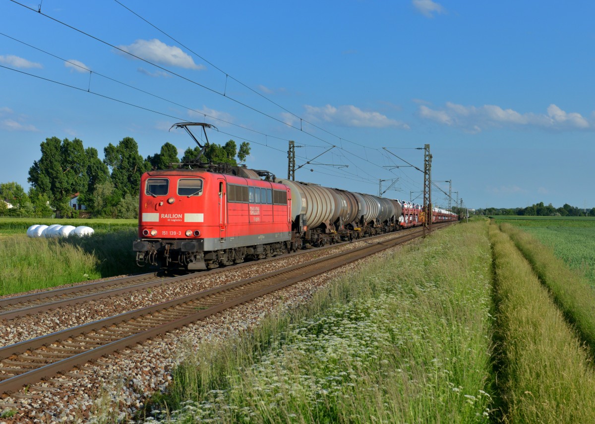 151 139 mit einem Güterzug am 02.06.2015 bei Plattling. 