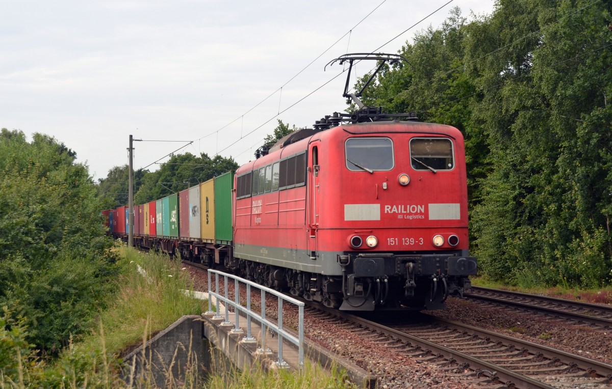 151 139 zieht am 03.07.14 einen Containerzug durch Moorburg in den Hamburger Hafen.