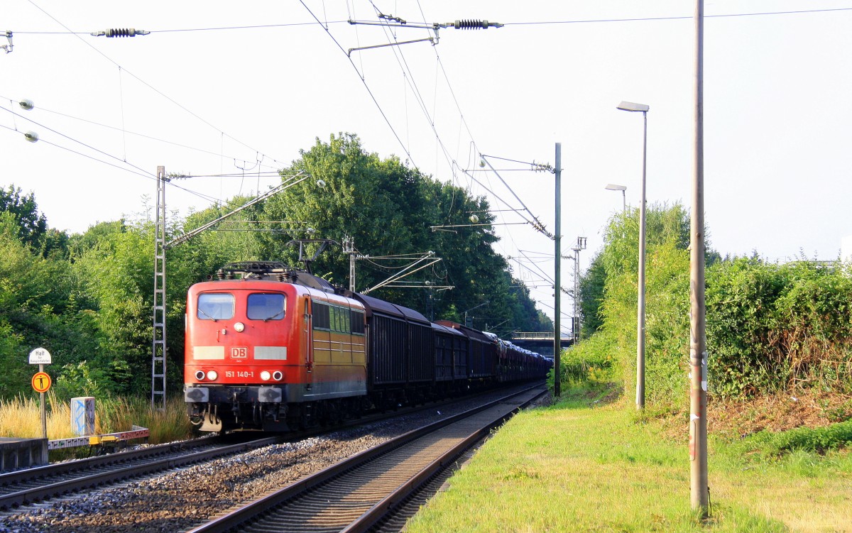 151 140-1 DB  kommt durch Kohlscheid mit einem langen gemischten Gterzug aus Osnabrck nach Kortenberg-Goederen(B) und fhrt die Kohlscheider-Rampe hoch nach Aachen-West bei schnem Sommerwetter am Abend vom 15.7.2013.