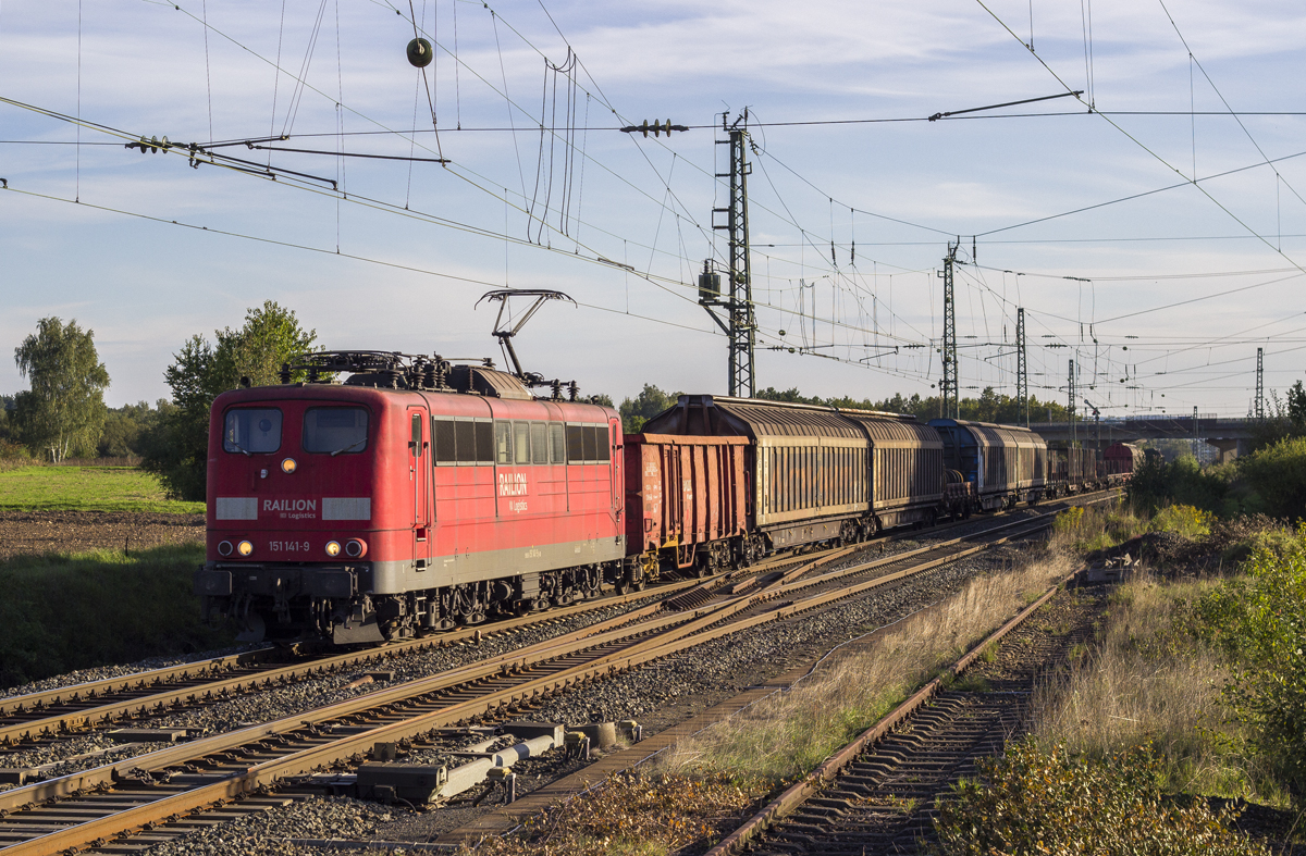 151 141-9 mit einem gemischten Gterzug in Breitengbach (28.09.2013)