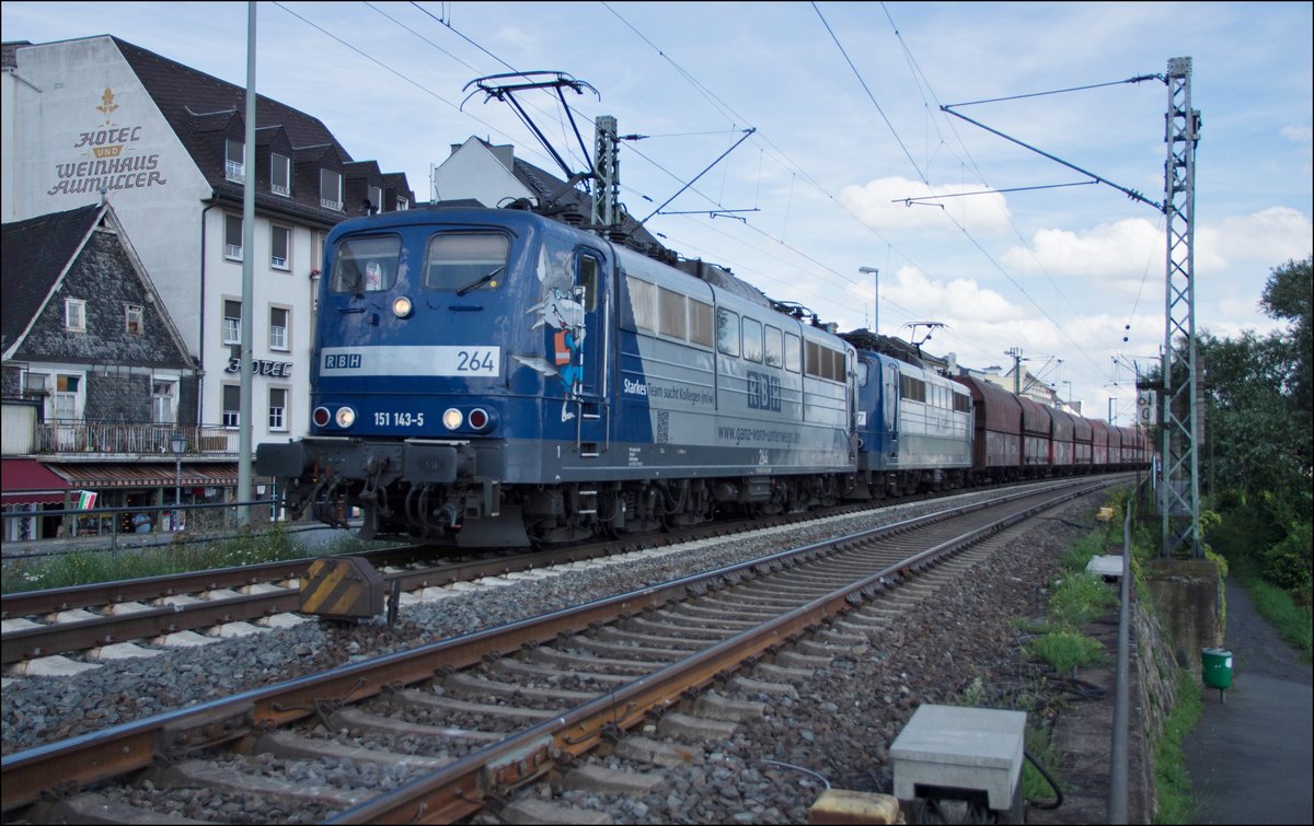 151 143-5 u.151 144-3 gemeinsam mit einen Kohlezug zu sehen am 09.08.2017 in Rüdesheim.