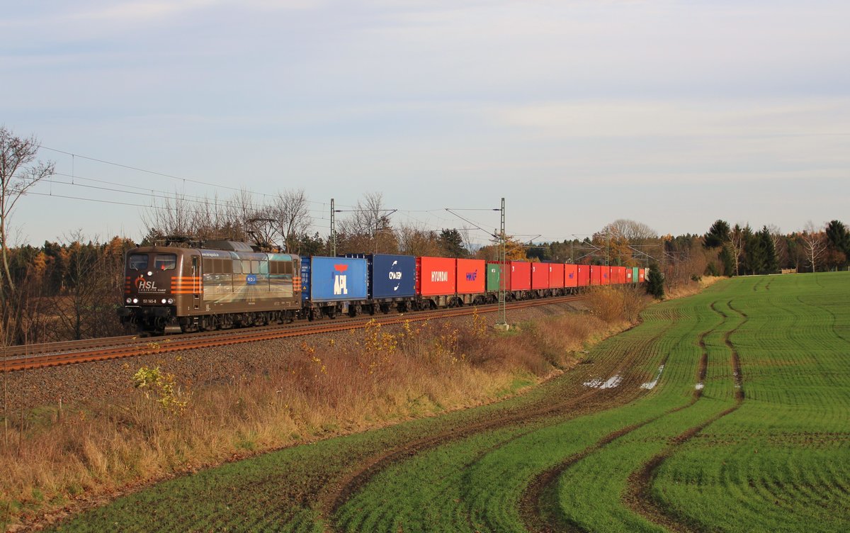 151 145-0 (HSL) zu sehen am 23.11.17 mit einem Containerzug bei Plauen/V.