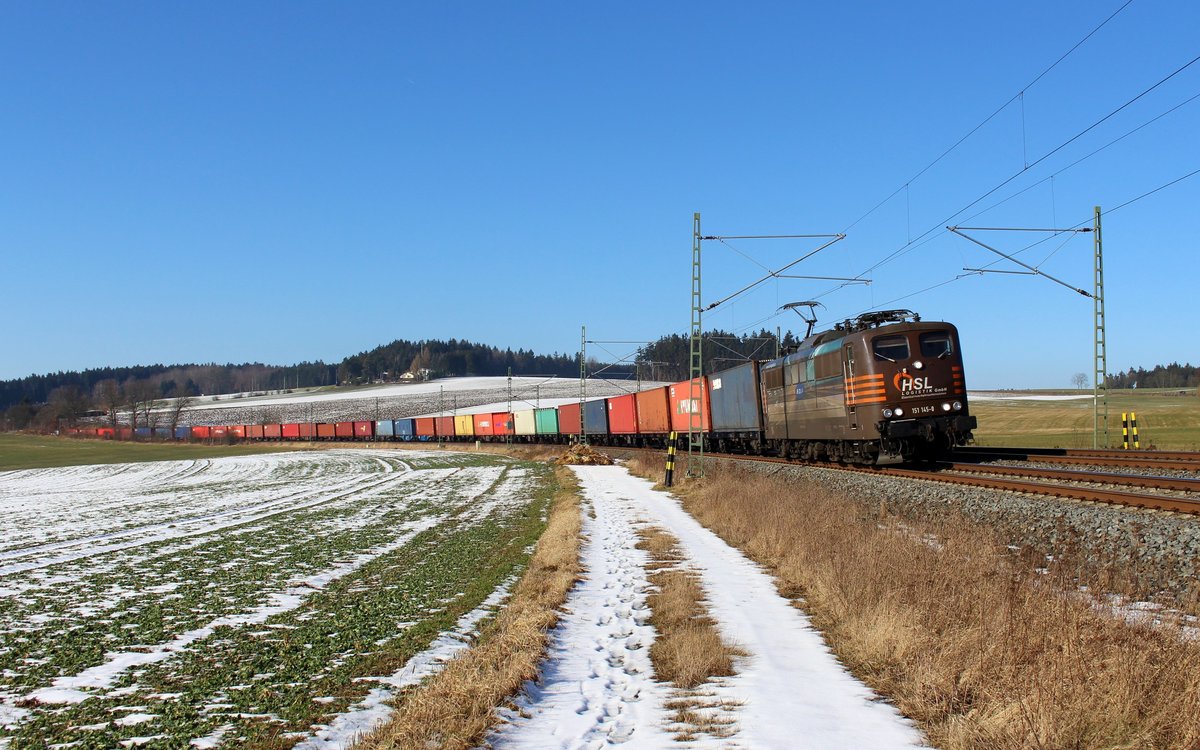 151 145-0 (HSL) zu sehen am 16.02.18 in Drochaus mit einem Containerzug aus Hof Hbf.