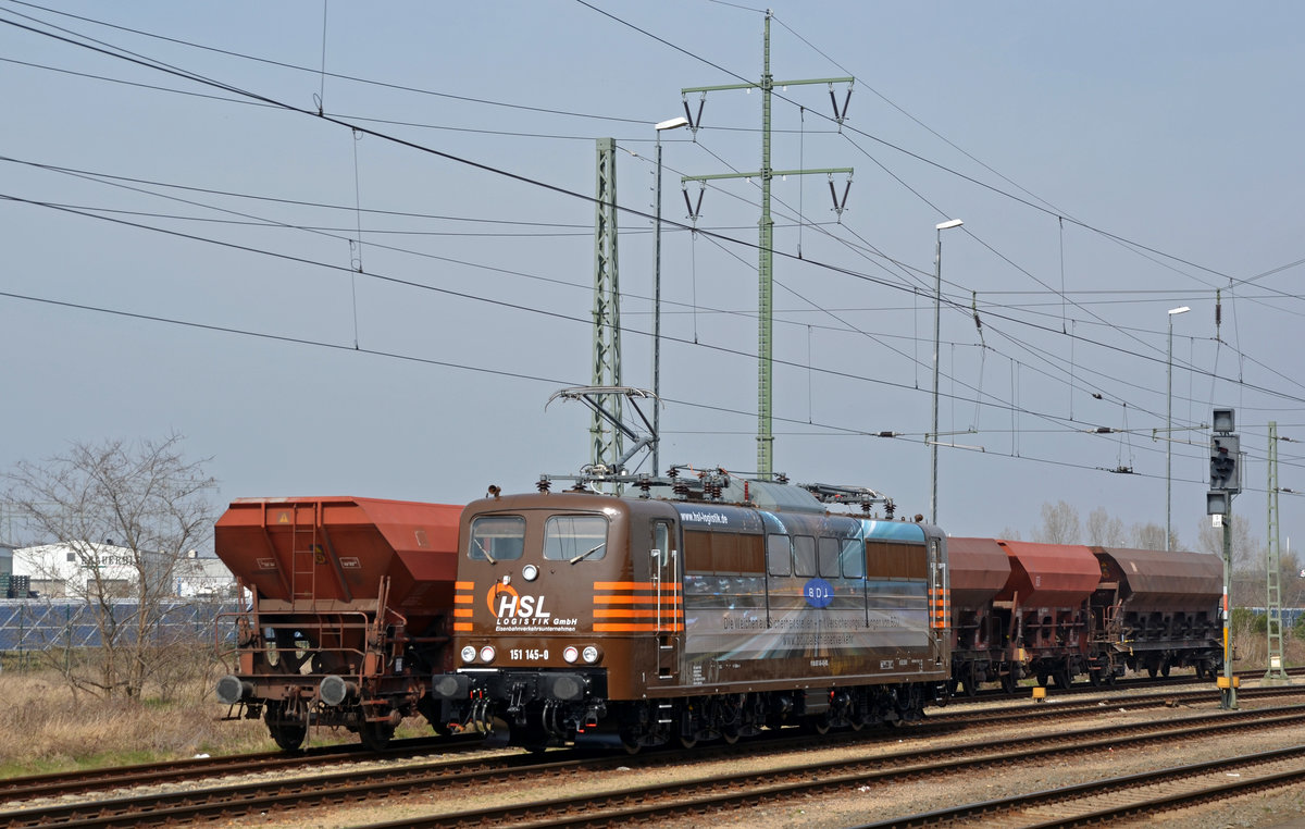 151 145 der HSL wartet am 05.04.16 in Bitterfeld auf die Rückfahrt nach Dessau ins Ausbesserungswerk. An diesem Tag war bereits das Abnahmedatum vom 24.03.16 zu lesen.