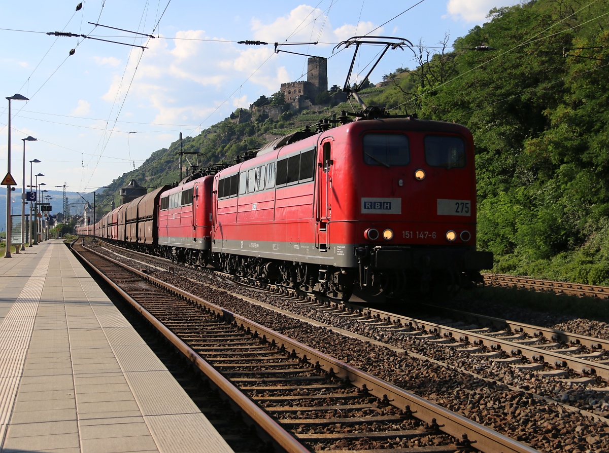 151 147-6 (RBH 275) mit 151 083-3 (RBH 273) und langem Erzzug in Fahrtrichtung Süden. Aufgenommen am 17.07.2014 in Kaub am Rhein.