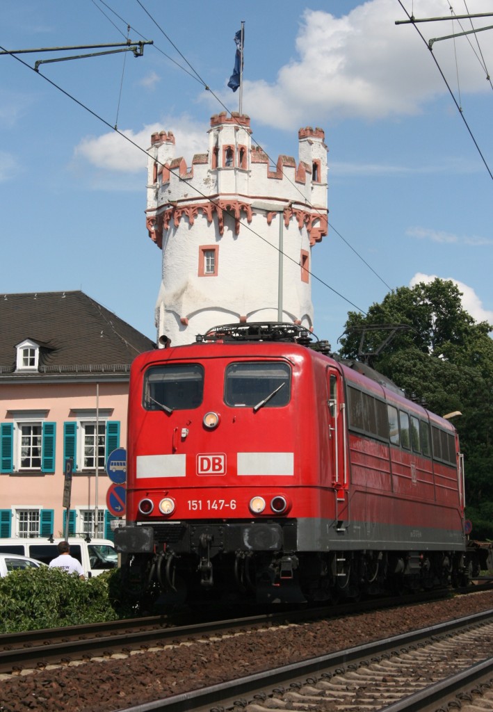151 147 mit TEC 43248 (Verona–Kln Eifeltor) am 08.07.2011 vor dem Adlerturm in Rdesheim (Rhein)