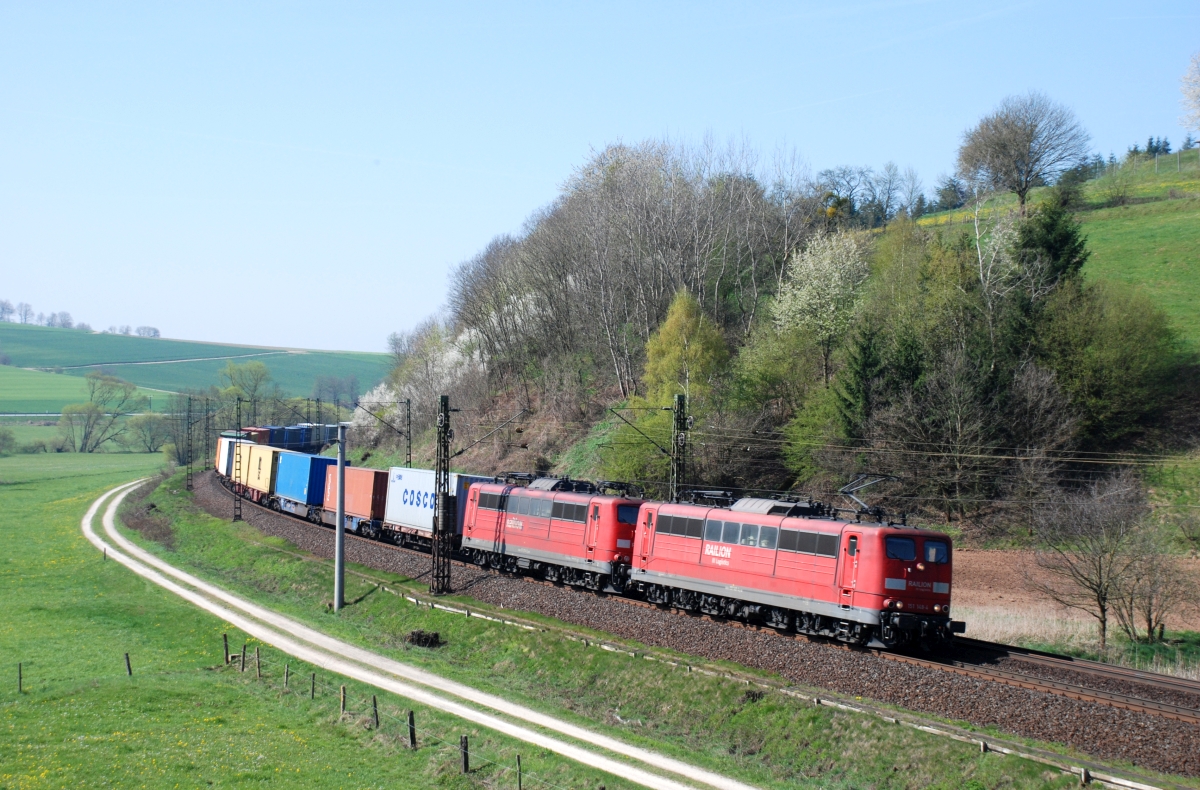 151 148 mit einer Schwesterlok als Wagen vor Containerzug bei Herrmannspiegel (24.4.2010)