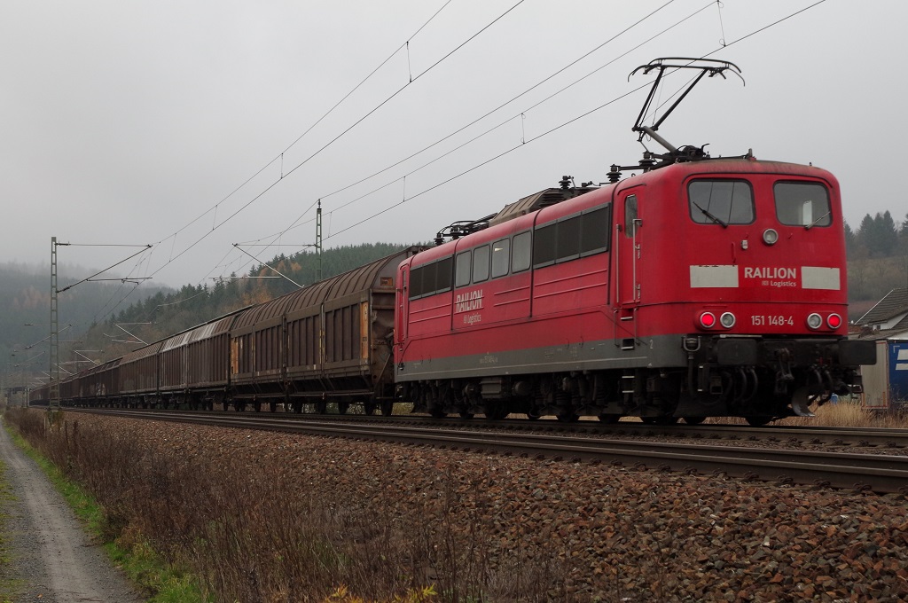 151 148 schob am 23.11.2013 den DGS 48804 von TXL durch Rothenkirchen Richtung Saalfeld. 