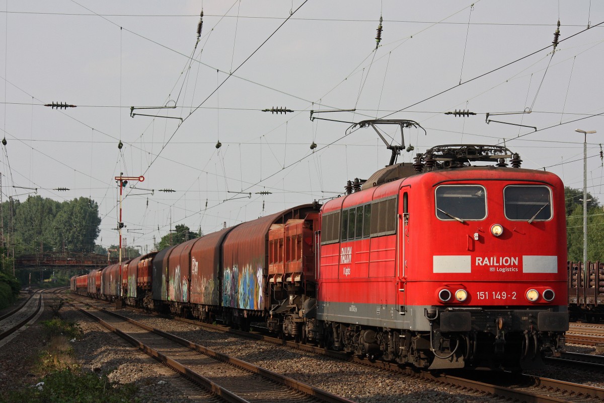 151 149 am 16.7.13 mit einem langen Schadwagenzug (Die Hlfte der Wagen des Zuges hatten die Bremse ausgeschaltet) und 290 637 als Bremslok am Zugschluss in Dsseldorf-Rath.