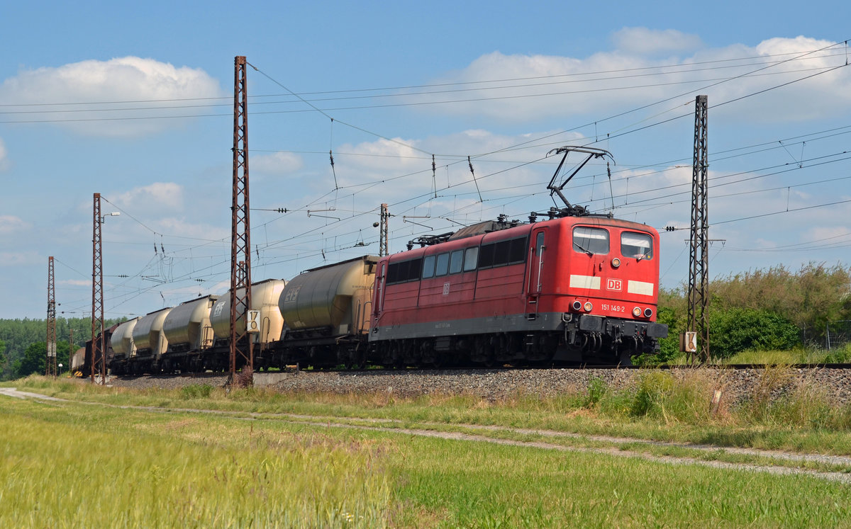 151 149 schleppte am 14.06.17 einen gemischten Güterzug durch Retzbach-Zellingen Richtung Würzburg.