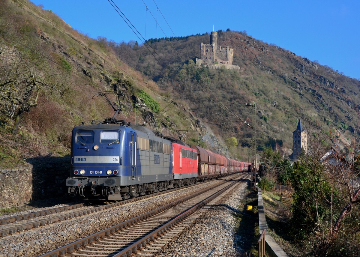 151 151 + 151 038 mit einem Kohlezug am 16.02.2016 bei Wellmich. 