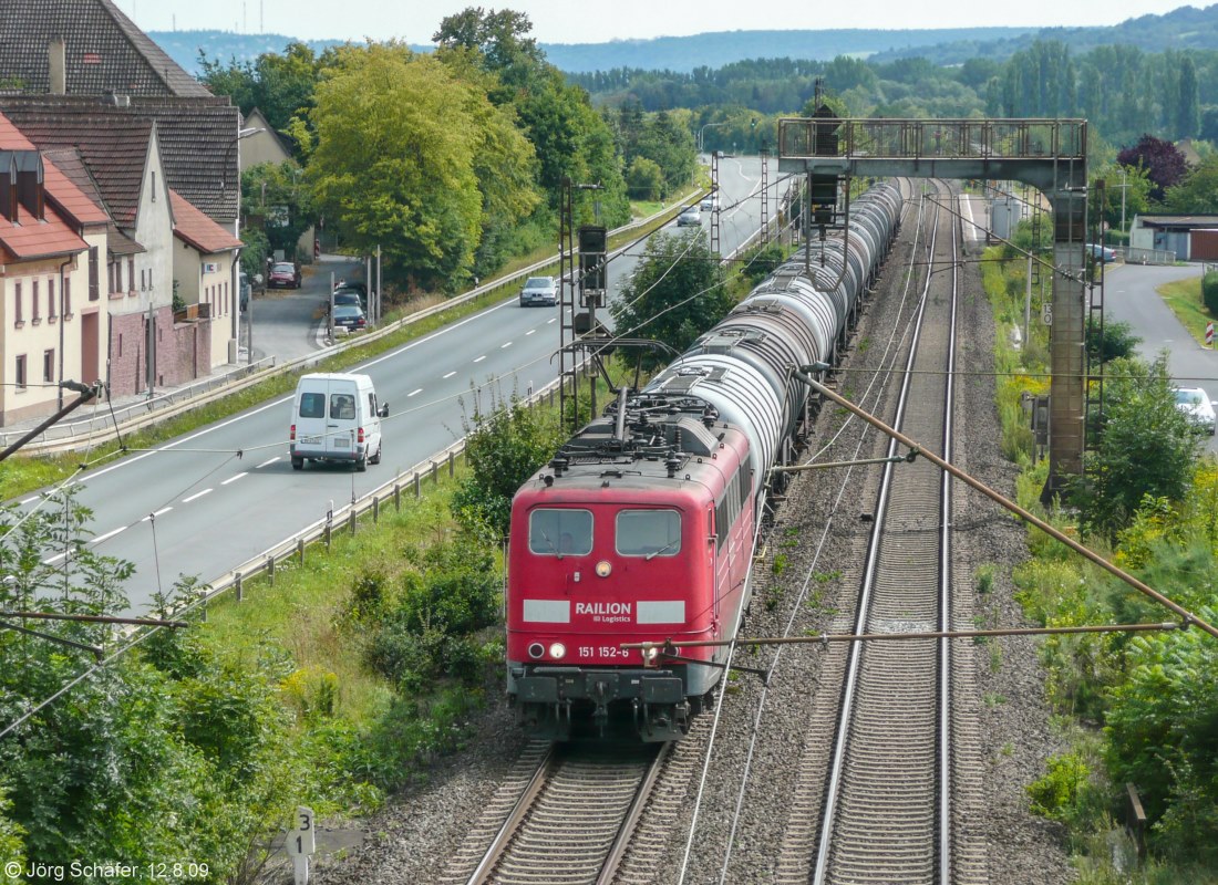 151 152 zog am 12.8.09 einen Güterzug unter der Thüngersheimer Signalbrücke hindurch. Links die Bundesstraße B8, rechts vom Bildrand fließt der Main.