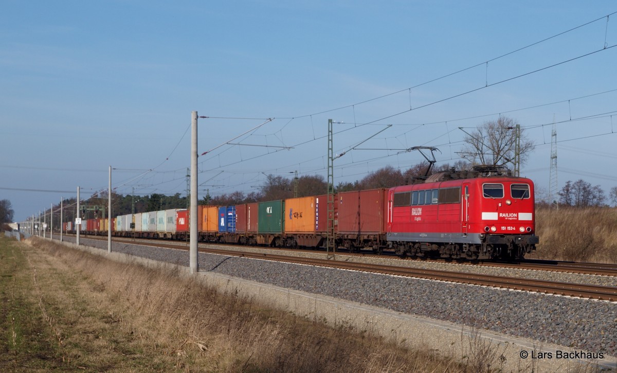 151 153-4 rollt mit ihrem Containerzug aus dem Hamburger Hafen am 23.02.14 bei Bardowick-Bruch gen süden.