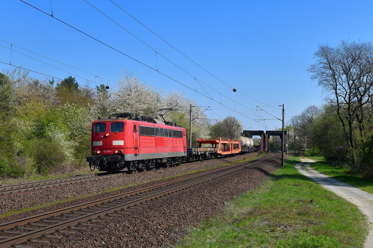 151 153 mit einem Güterzug am 16.04.2019 bei Groß Gleidingen. 
