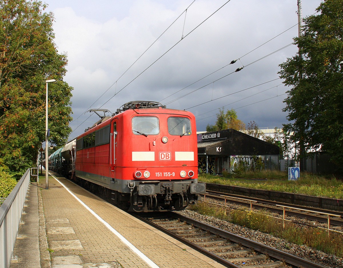 151 155-9 DB  kommt die Kohlscheider-Rampe hoch aus Richtung Neuss,Herzogenrath mit einem Kurzen Kalkleerzug aus Hagen(D) nach Marche-les-Dames(B) und fährt durch Kohlscheid in Richtung Richterich,Laurensberg,Aachen-West.
Bei Sonne und Regenwolken am Mittag vom 17.10.2015.