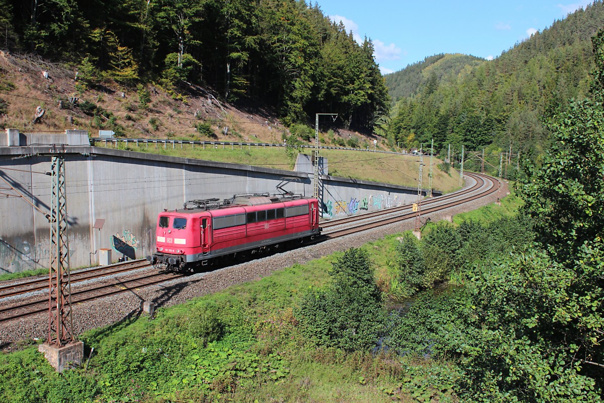 151 155-9 hatte am 28.09.2015 für einen Güterzug Schubhilfe den Frankenwald hinauf geleistet, von Probstzella nach Steinbach am Wald. Hier fährt sie wieder zurück nach Probstzella, fotografiert bei Lauenstein.