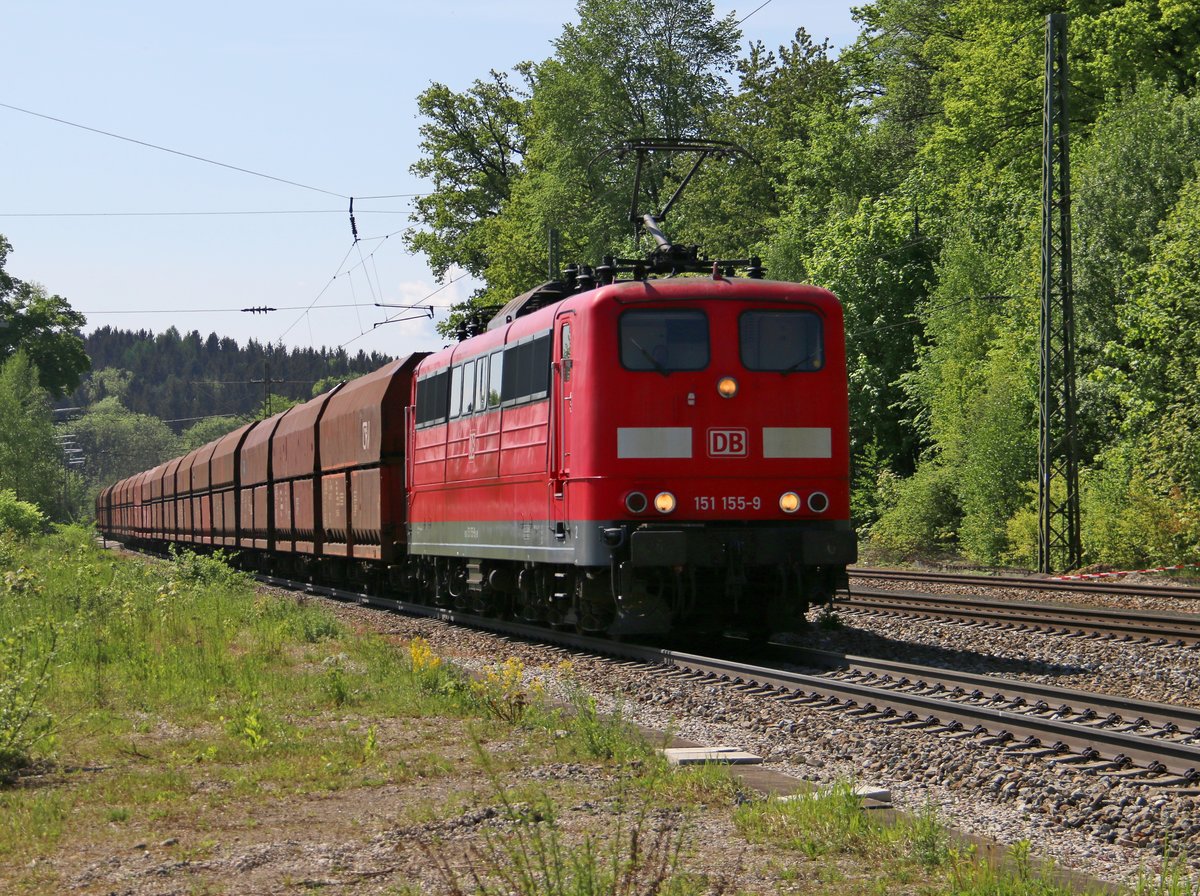 151 155-9 kam mit ihrem Ganzzug in Fahrtrichtung München am 08.05.2015 durch Aßling.