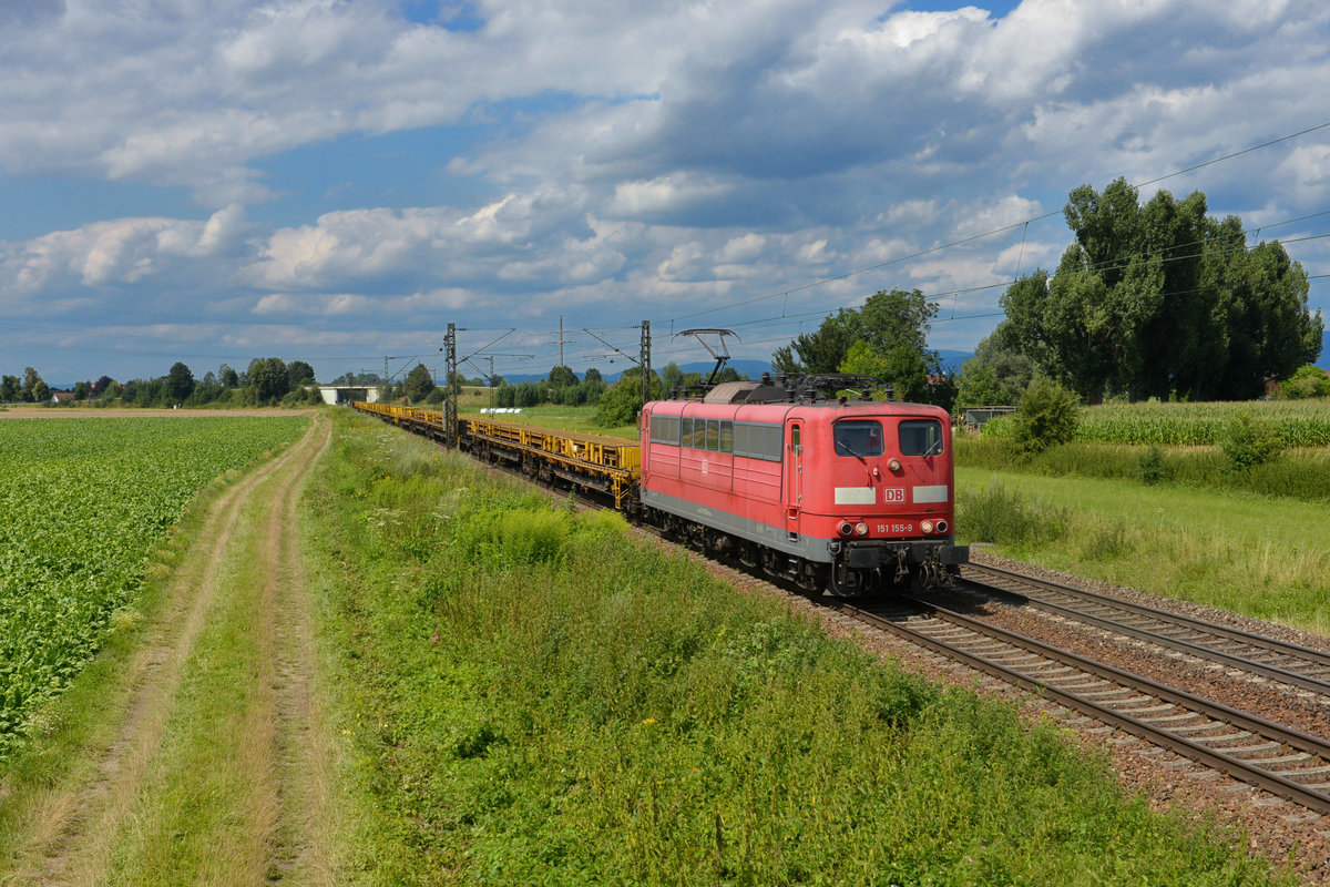 151 155 mit einem Güterzug am 30.07.2015 bei Plattling.