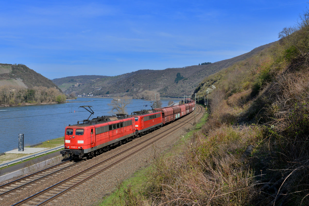 151 163 + 151 140 mit einem Erzzug am 25.03.2017 bei Kaub. 