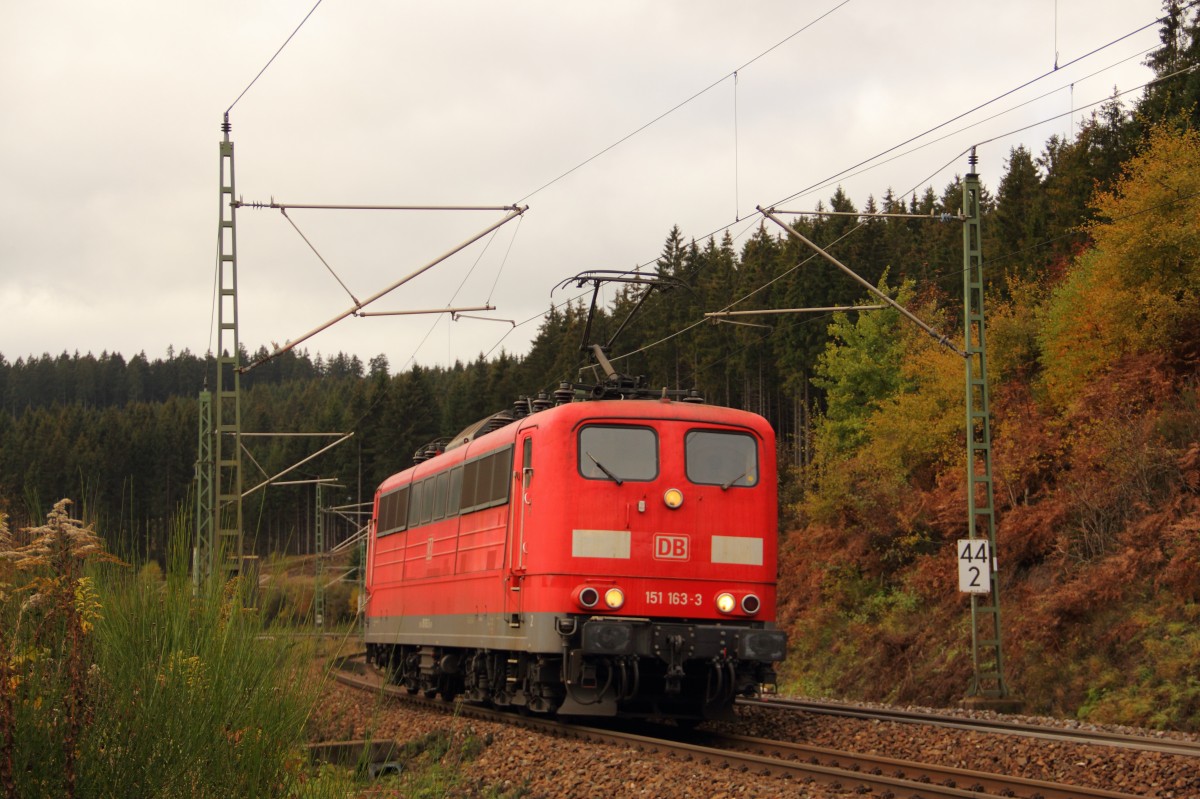 151 163-3 DB Schenker bei Steinbach im Frankenwald am 23.10.2015. 