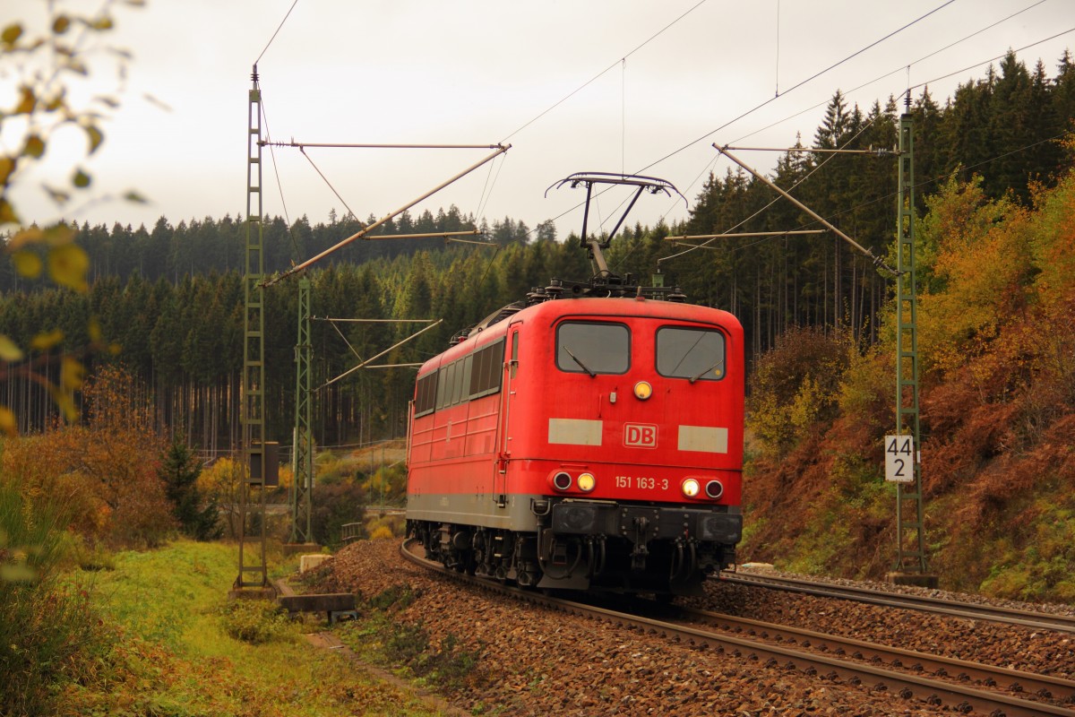 151 163-3 DB Schenker bei Steinbach im Frankenwald am 23.10.2015. 