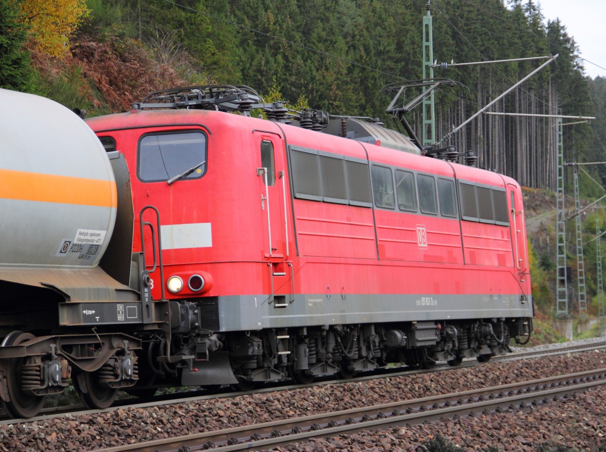 151 163-3 DB Schenker schiebt einen Güterzug über die Frankenwaldrampe bei Steinbach am 23.10.2015. 