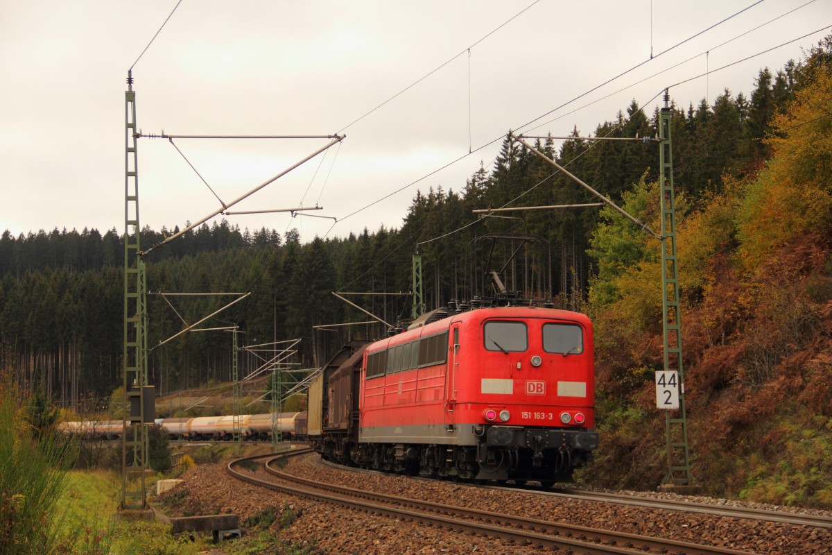 151 163-3 DB Schenker schiebt einen Güterzug über die Frankenwaldrampe bei Steinbach am 23.10.2015.