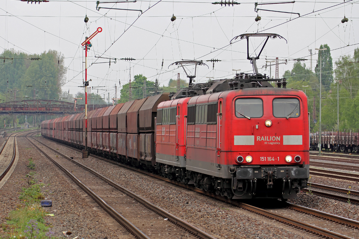 151 164-1 mit 151 069-2 in Düsseldorf-Rath 12.4.2014